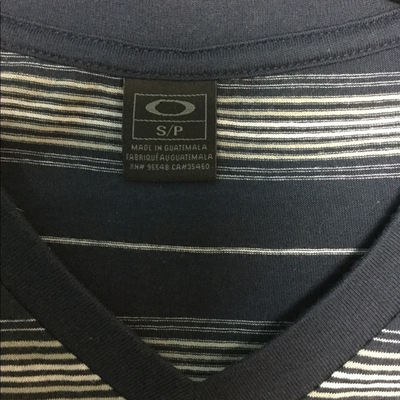Men' Oakley S Small 34 - 36 V-Neck T-Shirt Top Striped Blue Gray Short Sleeve - Picture 5 of 7